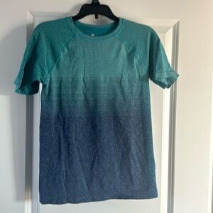 📌 3 for $20📌Boys All In Motion Active top size M (8/10)